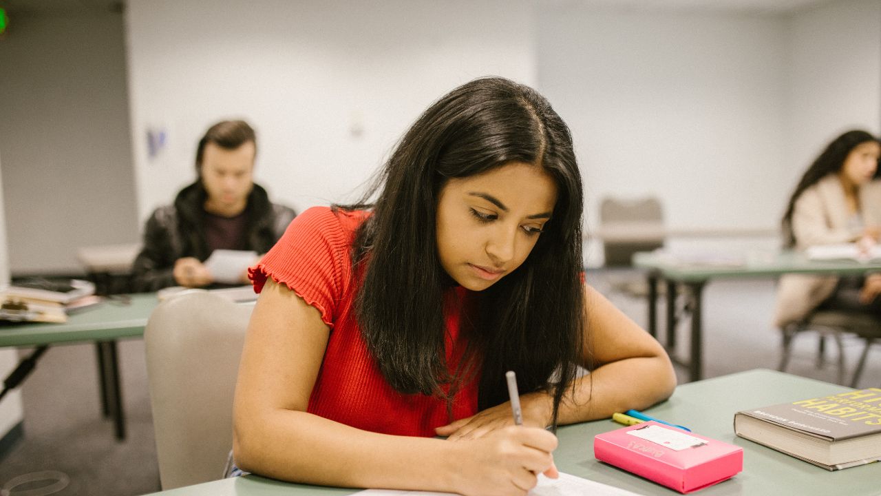 Read more about the article What are the difference between IELTS & PTE?
